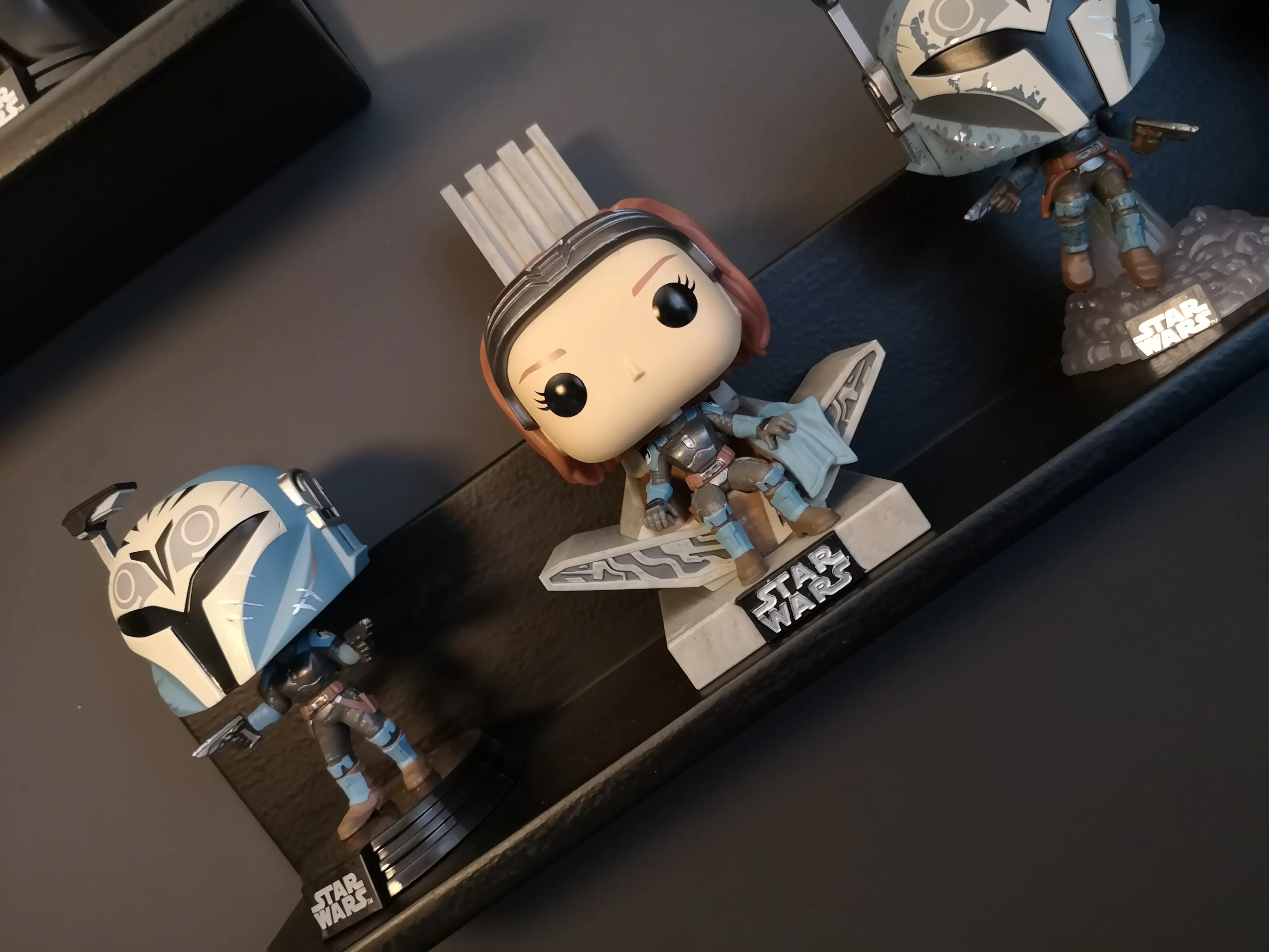 Star Wars: The Mandalorian POP! Deluxe Vinyl Figur Bo Katan w/Throne 9 cm termékfotó