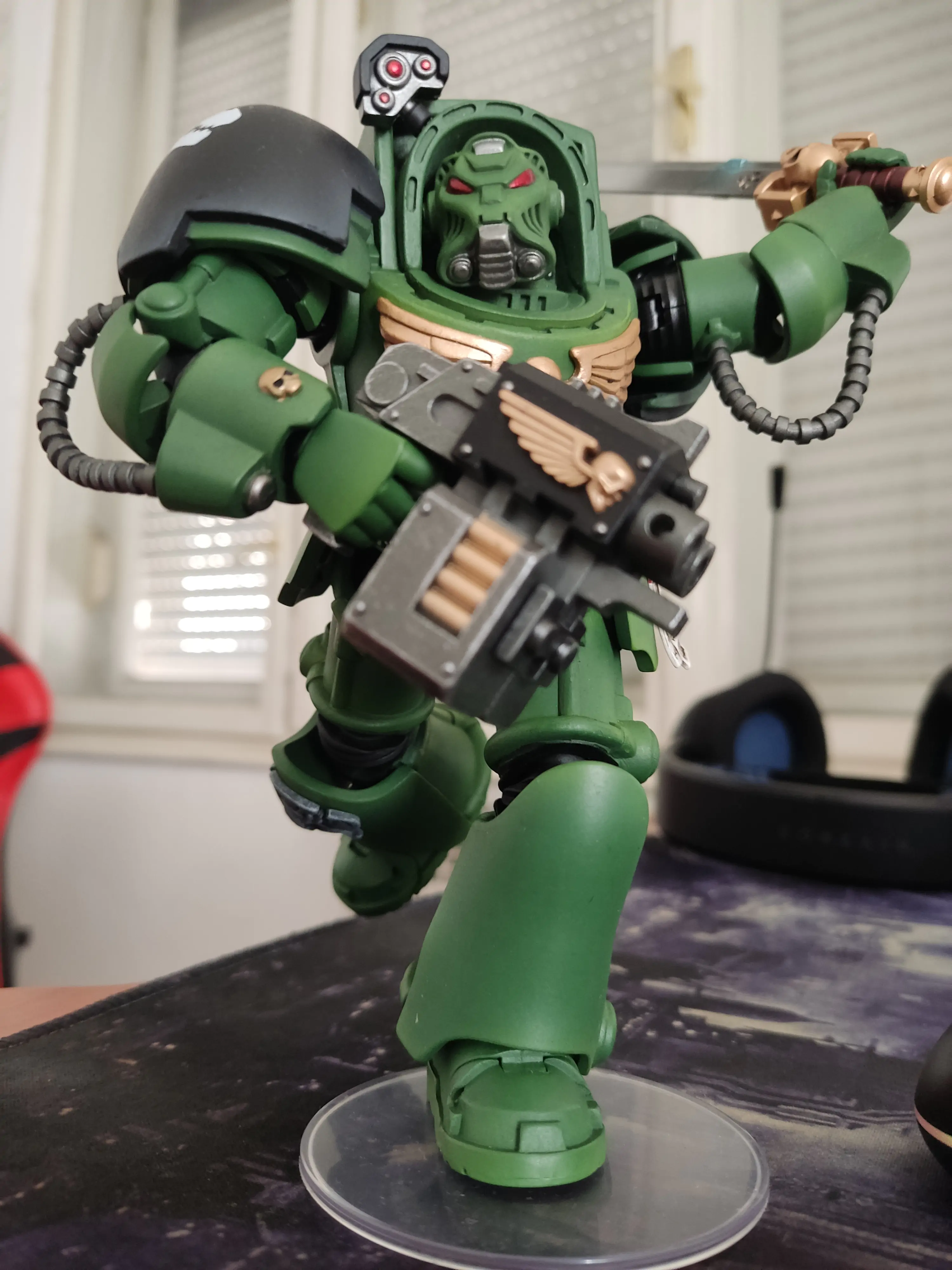 Warhammer 40,000 Actionfigur Salamanders Terminator 1 mit Power Sword und Storm Bolter 14 cm Produktfoto
