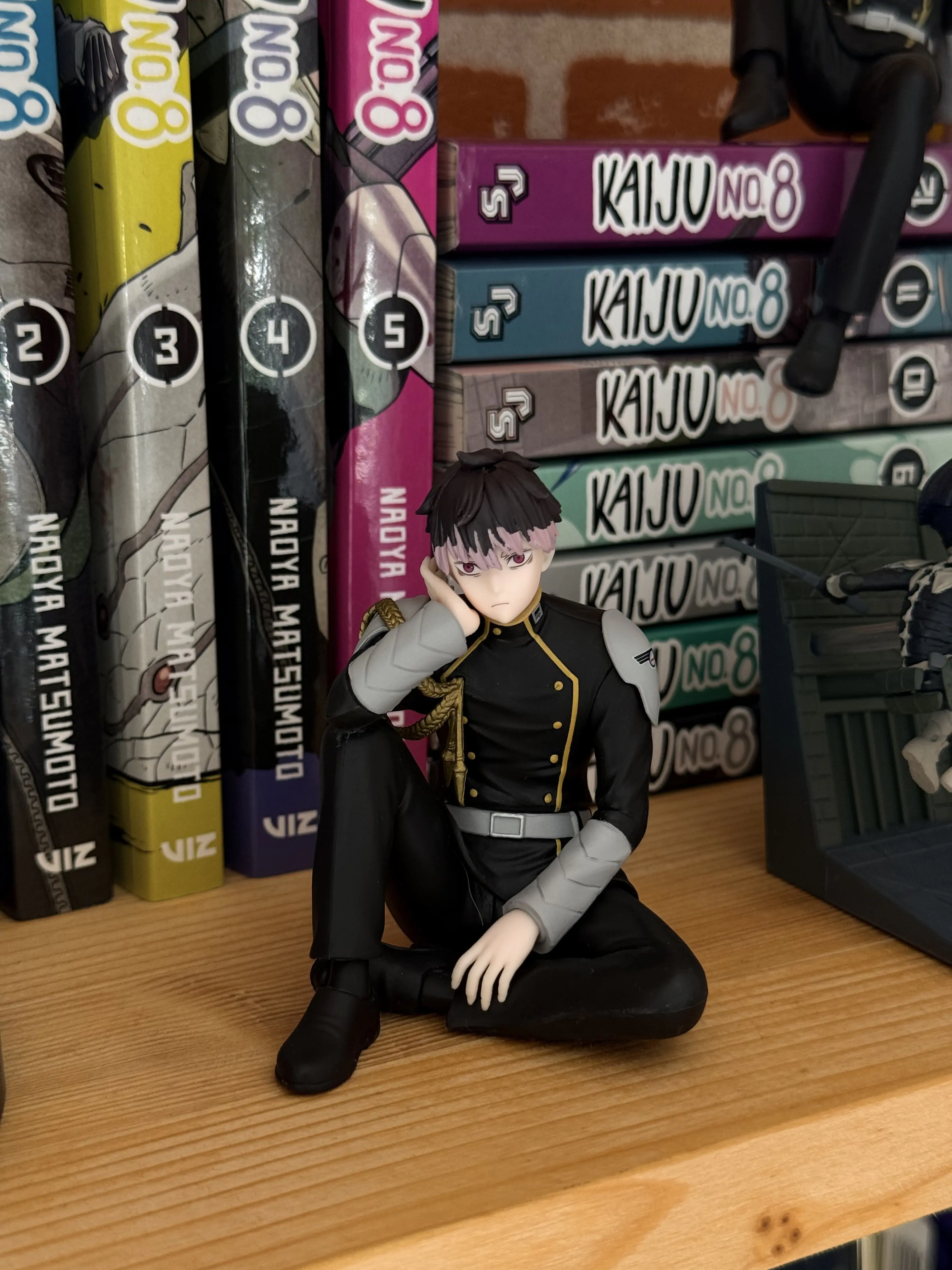 Kaiju No. 8 PM Hockend PVC Statue Gen Narumi 15 cm Produktfoto