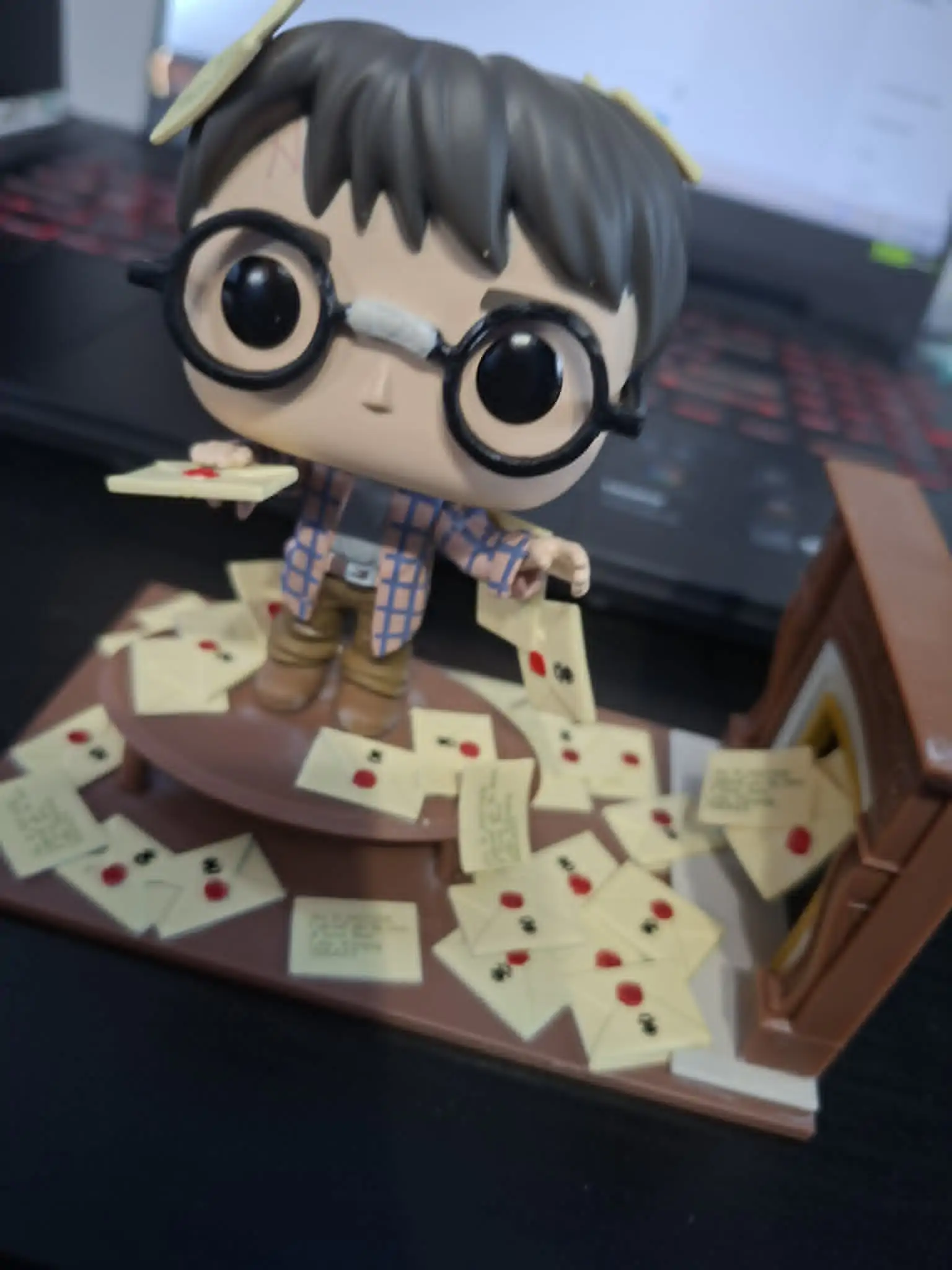 POP Figur Deluxe Harry Potter Anniversary Harry Potter with Hogwarts Letters Exclusive Produktfoto