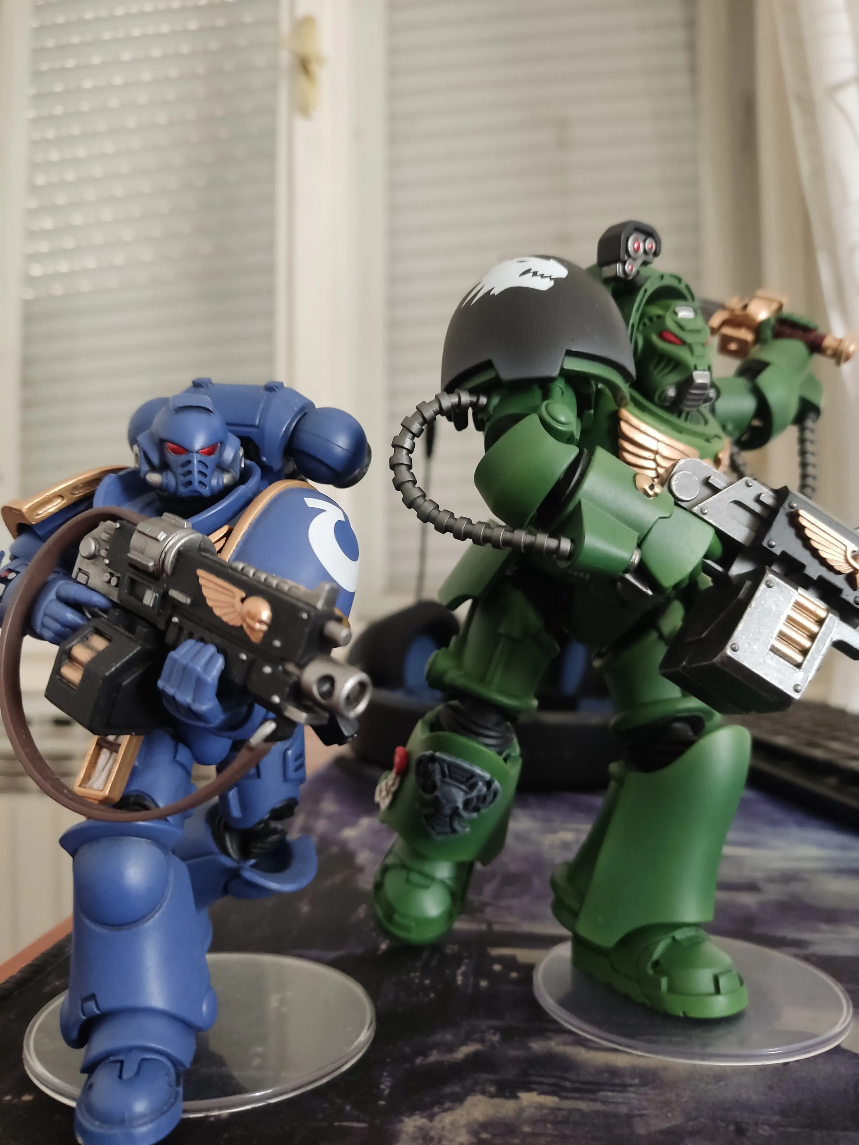 Warhammer 40,000 Actionfigur Salamanders Terminator 1 mit Power Sword und Storm Bolter 14 cm Produktfoto