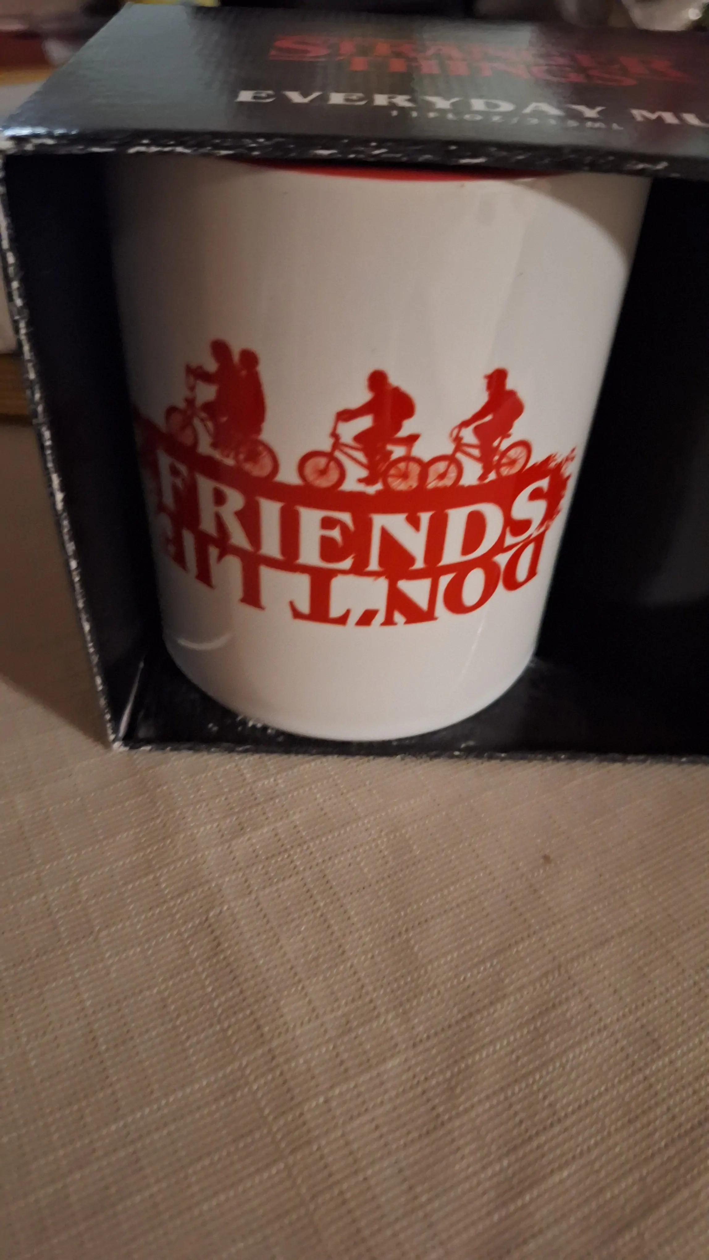Stranger Things Friends Dont Lie Tasse Produktfoto
