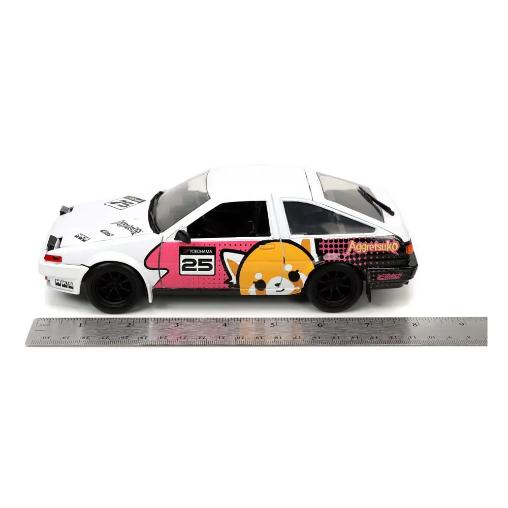 Aggretsuko Hollywood Rides Diecast Model 1/24 1986 Toyota Trueno with Aggretsuko Figur Produktfoto