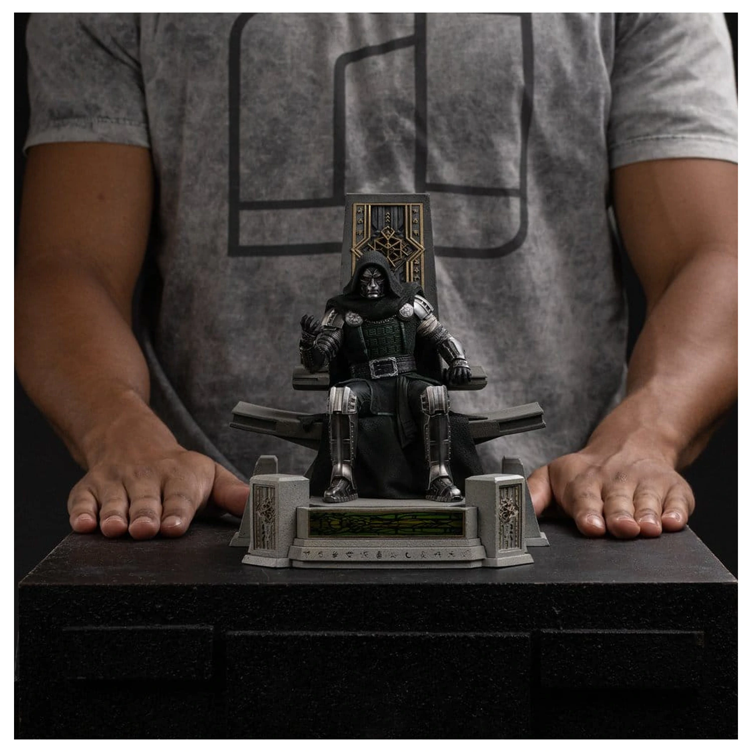 Avengers: Doomsday Art Scale Statue im Maßstab 1/10 Doctor Doom on Throne 22 cm Produktfoto