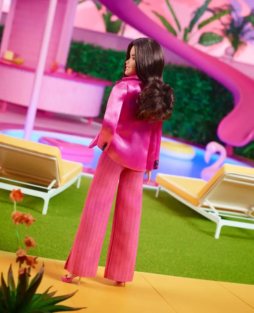 Barbie The Movie Puppe Gloria Wearing Pink Power Pantsuit termékfotó