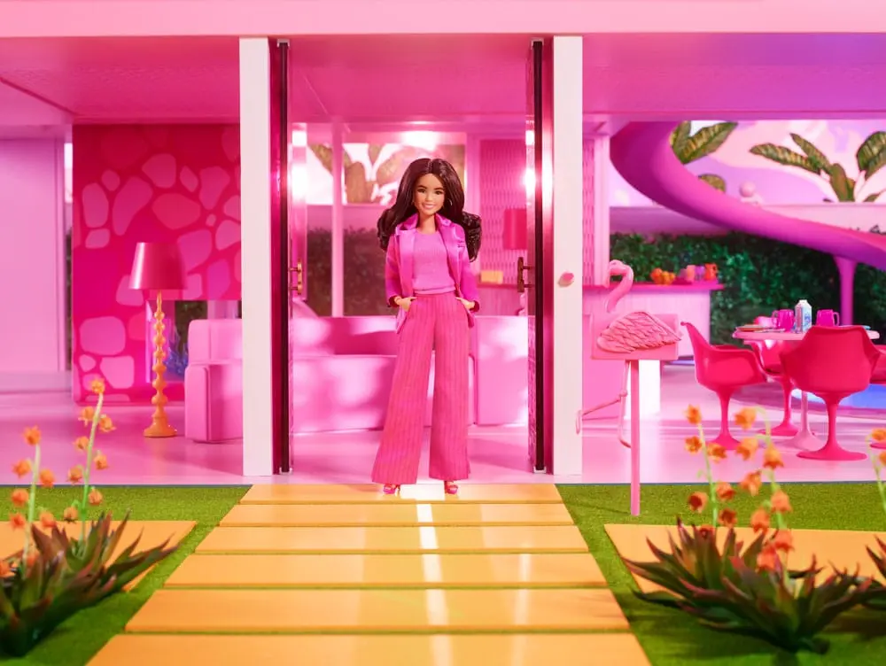 Barbie The Movie Puppe Gloria Wearing Pink Power Pantsuit termékfotó