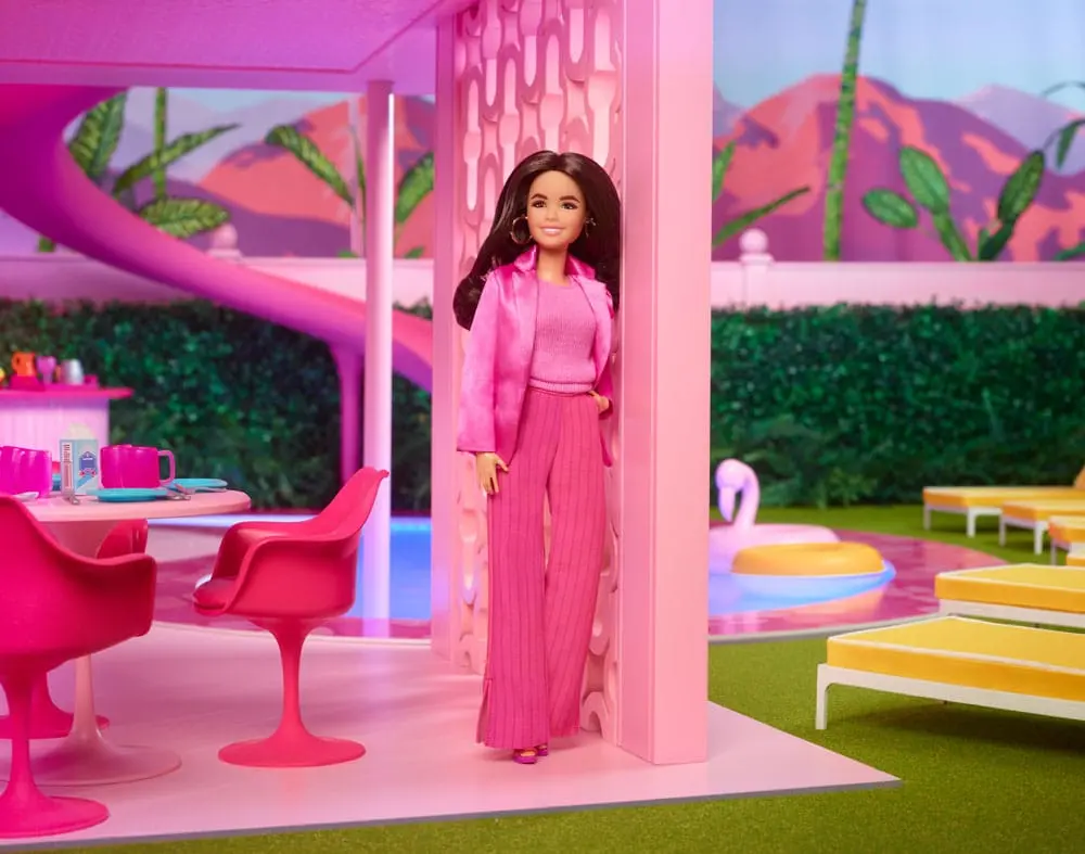 Barbie The Movie Puppe Gloria Wearing Pink Power Pantsuit termékfotó