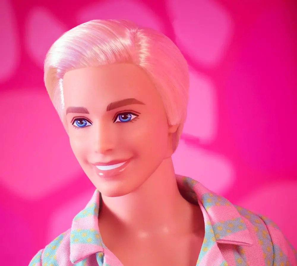 Barbie The Movie Puppe Ken Wearing Pastel Striped Beach Matching Set Produktfoto
