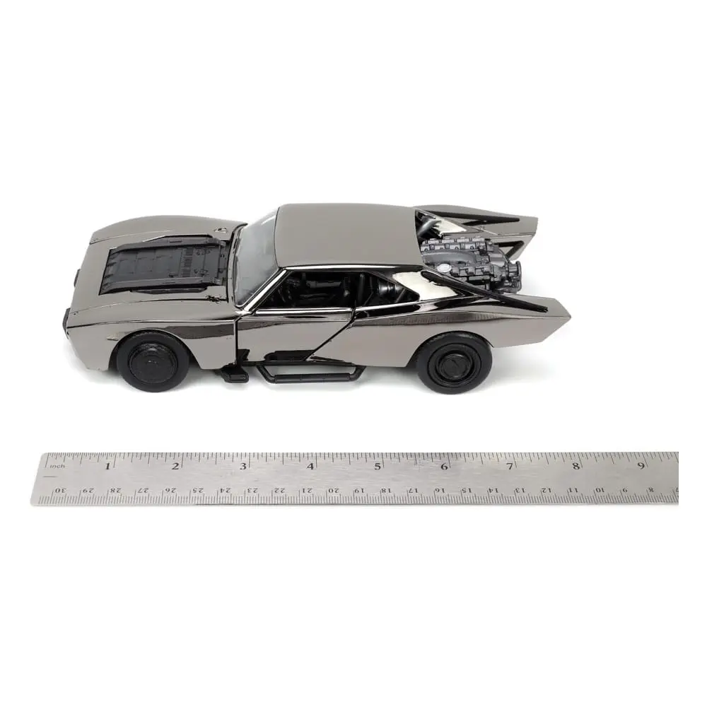 Batman 2022 Hollywood Rides Diecast Modell 1/24 2022 Batmobil Black Chrome Convention Exclusive mit Figur Produktfoto