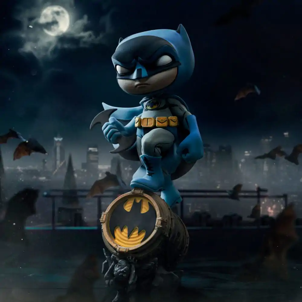 Batman Mini Co. PVC Figur Batman auf Bat-Signal (Blue Variant) 19 cm Produktfoto