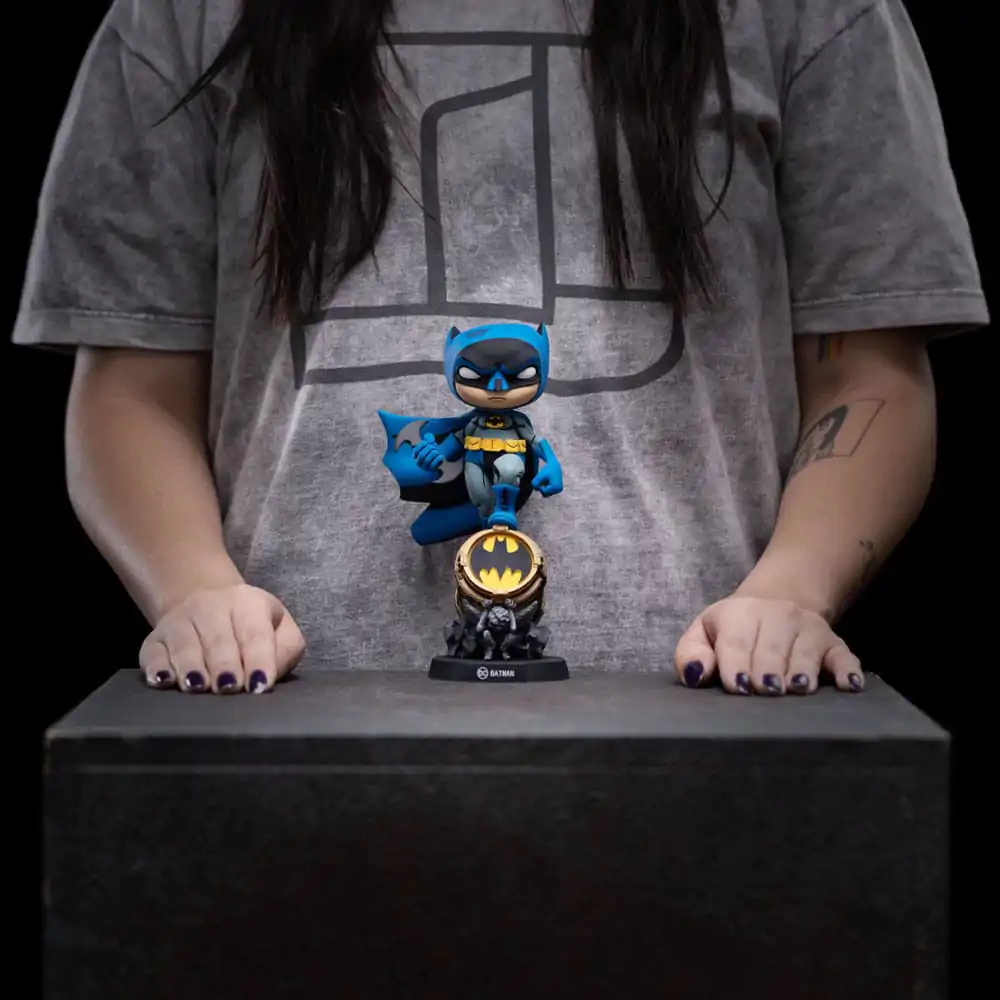 Batman Mini Co. PVC Figur Batman auf Bat-Signal (Blue Variant) 19 cm Produktfoto