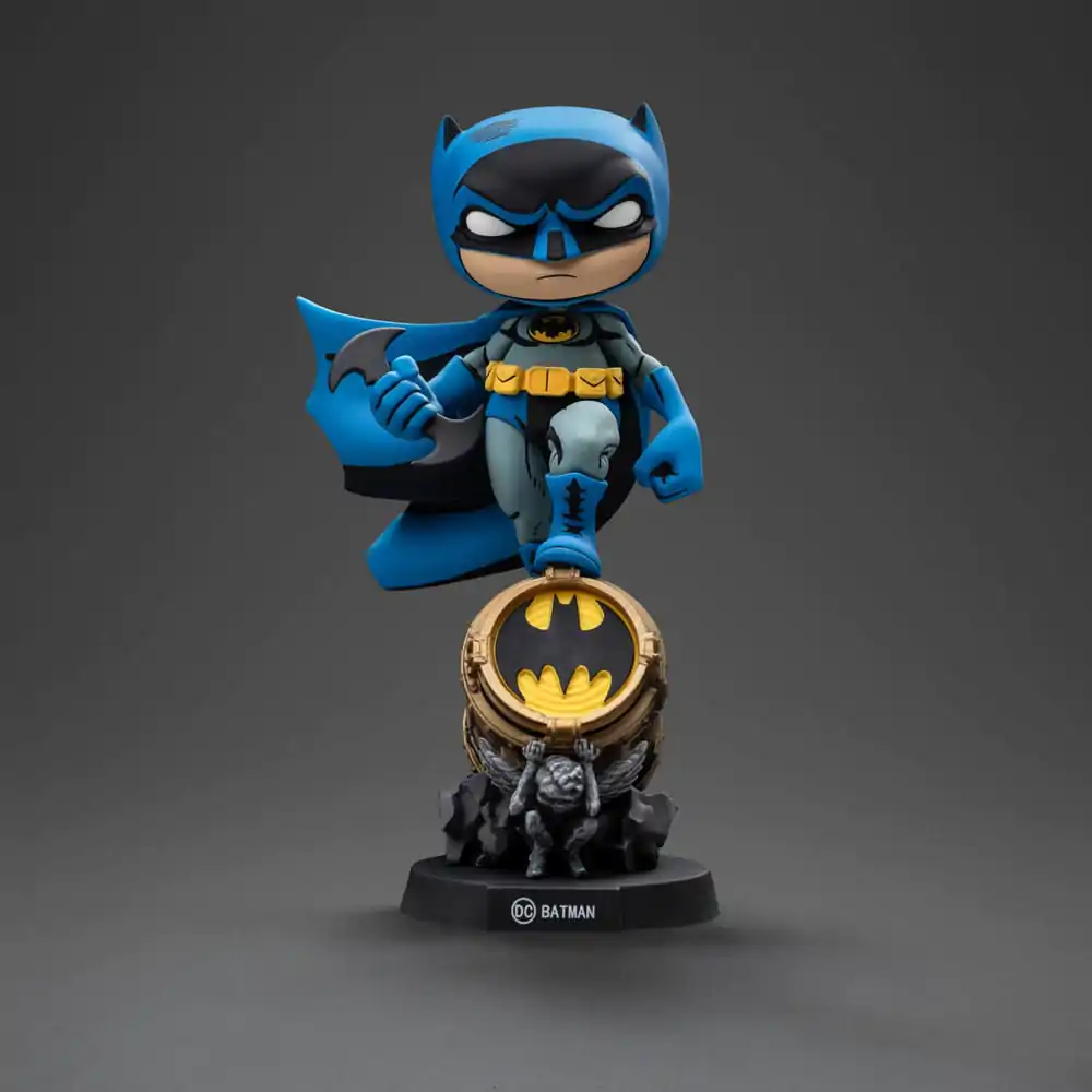 Batman Mini Co. PVC Figur Batman auf Bat-Signal (Blue Variant) 19 cm Produktfoto