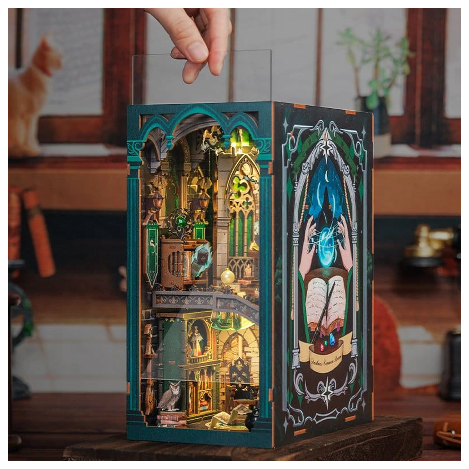 Book Nook Darkness Common Room 23 x 11 cm Produktfoto