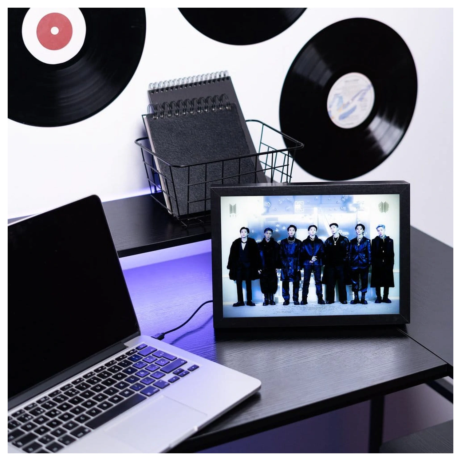 BTS gerahmter LED-Druck Produktfoto