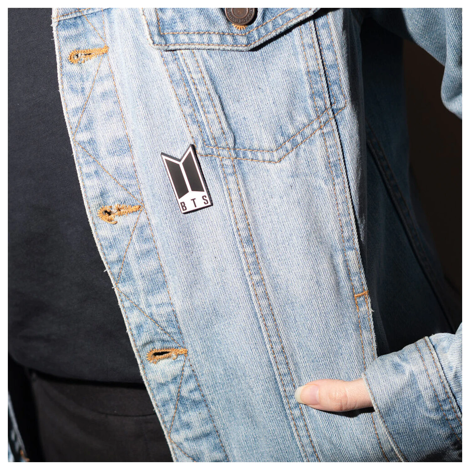 BTS Logo Pin Produktfoto