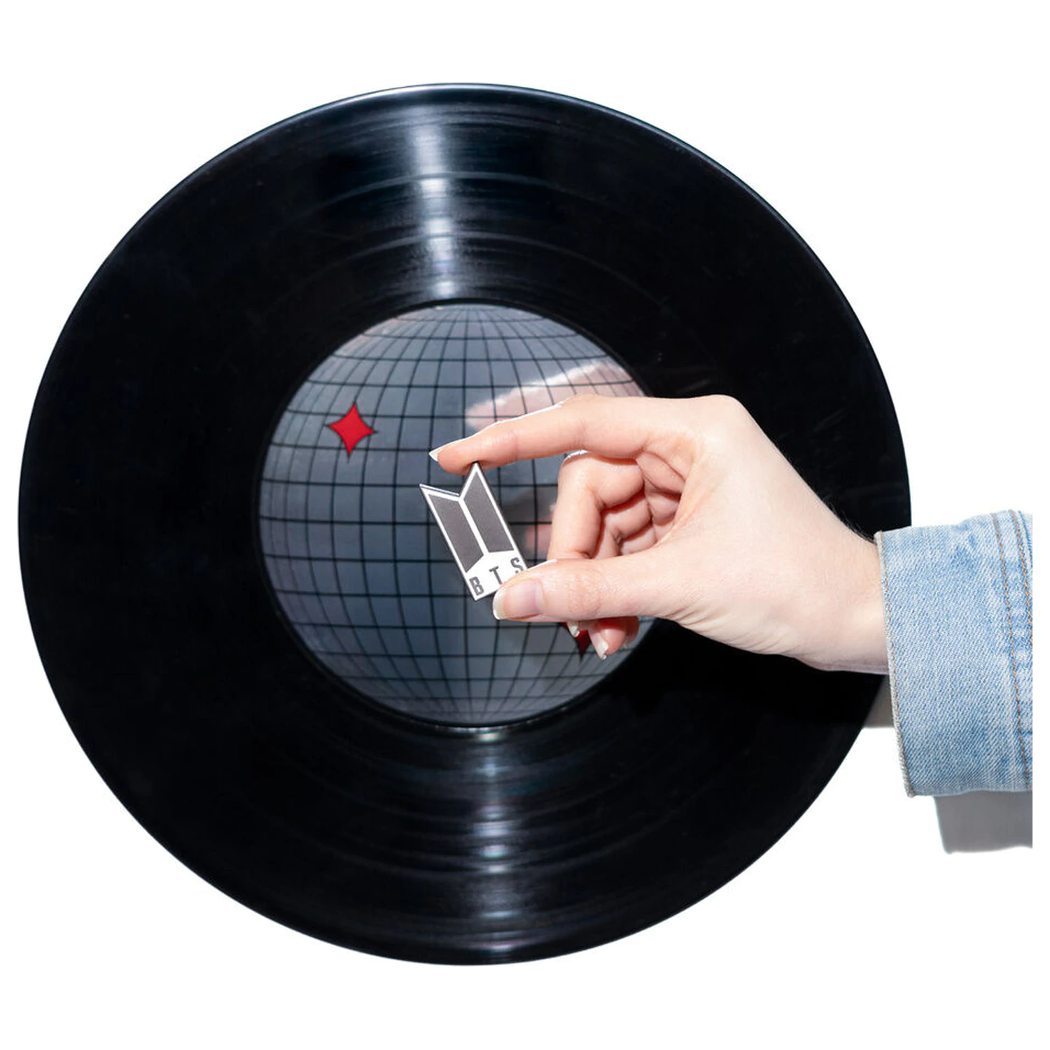 BTS Logo Pin Produktfoto