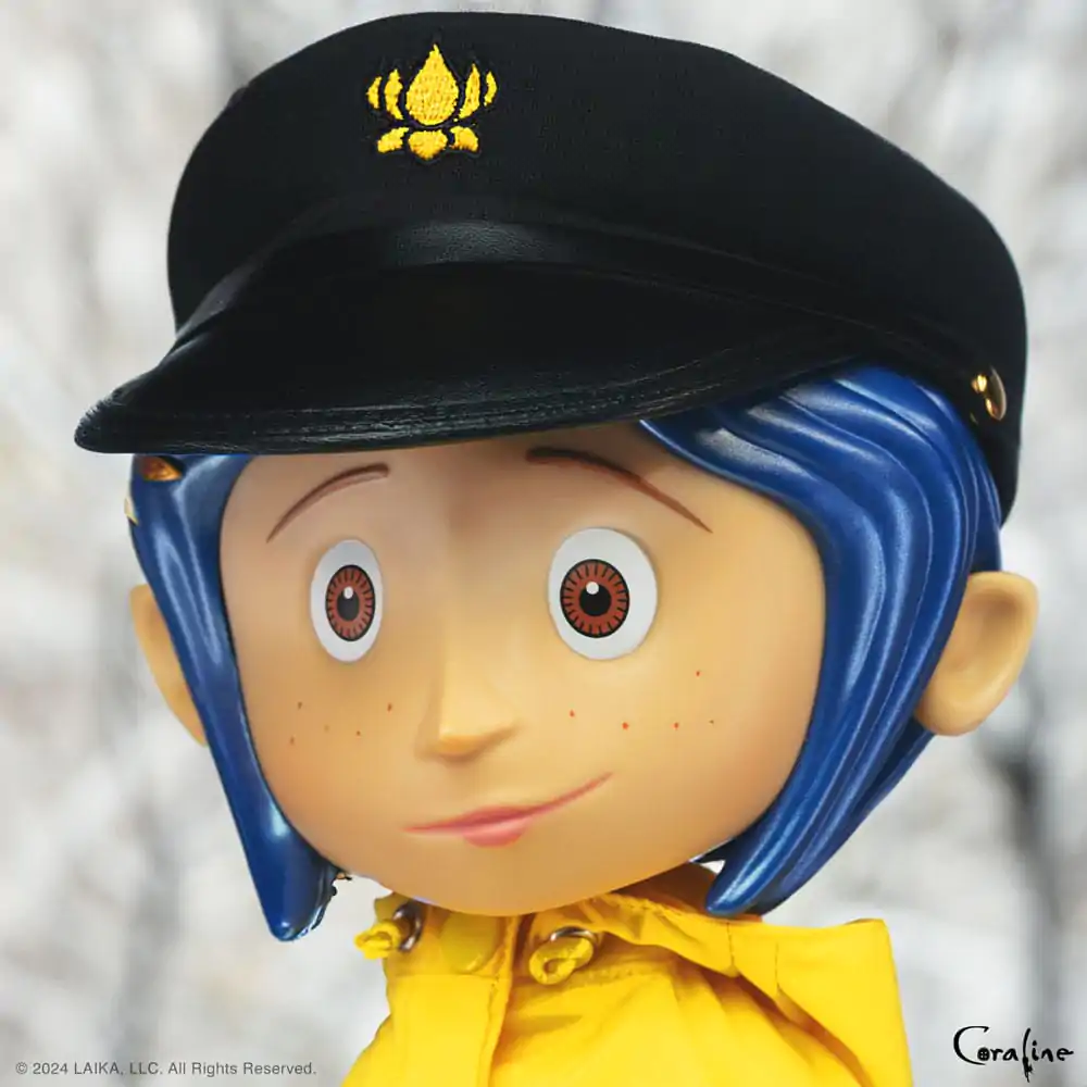 Coraline Supersize Vinyl Actionfigur Coraline with Hat (Button Eyes) 40 cm termékfotó