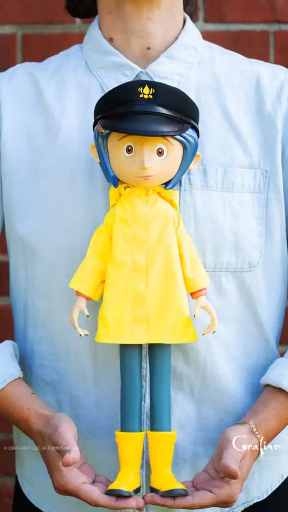 Coraline Supersize Vinyl Actionfigur Coraline with Hat (Button Eyes) 40 cm termékfotó