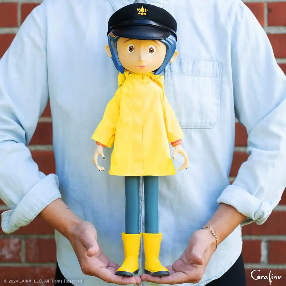 Coraline Supersize Vinyl Actionfigur Coraline with Hat (Button Eyes) 40 cm termékfotó