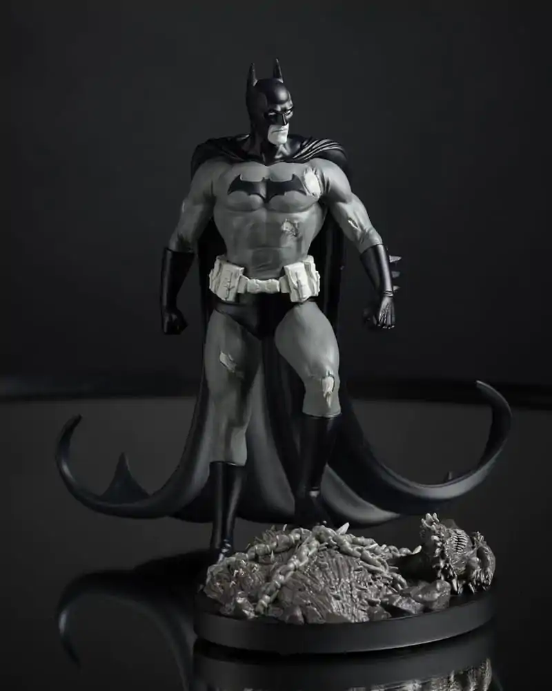 DC Direct Statue 1/10 Batman by Bjorn Barends (Black White) 18 cm Produktfoto