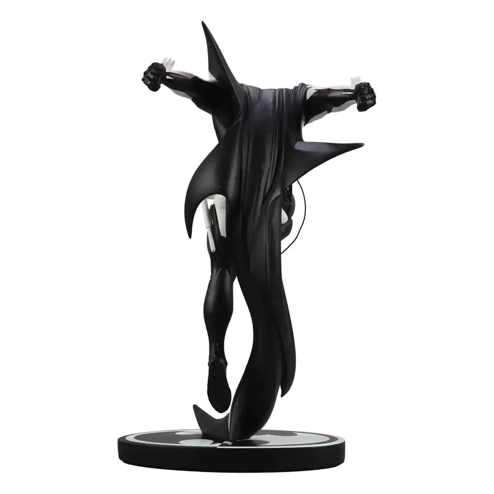 DC Direct Resin Statue Batman Black &amp; White White Knight by Sean Murphy 23 cm Produktfoto