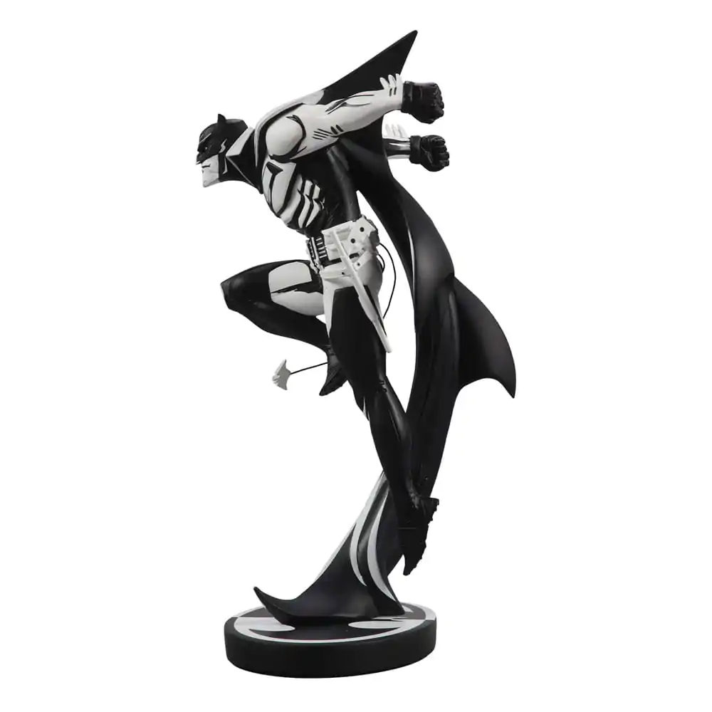 DC Direct Resin Statue Batman Black &amp; White White Knight by Sean Murphy 23 cm Produktfoto