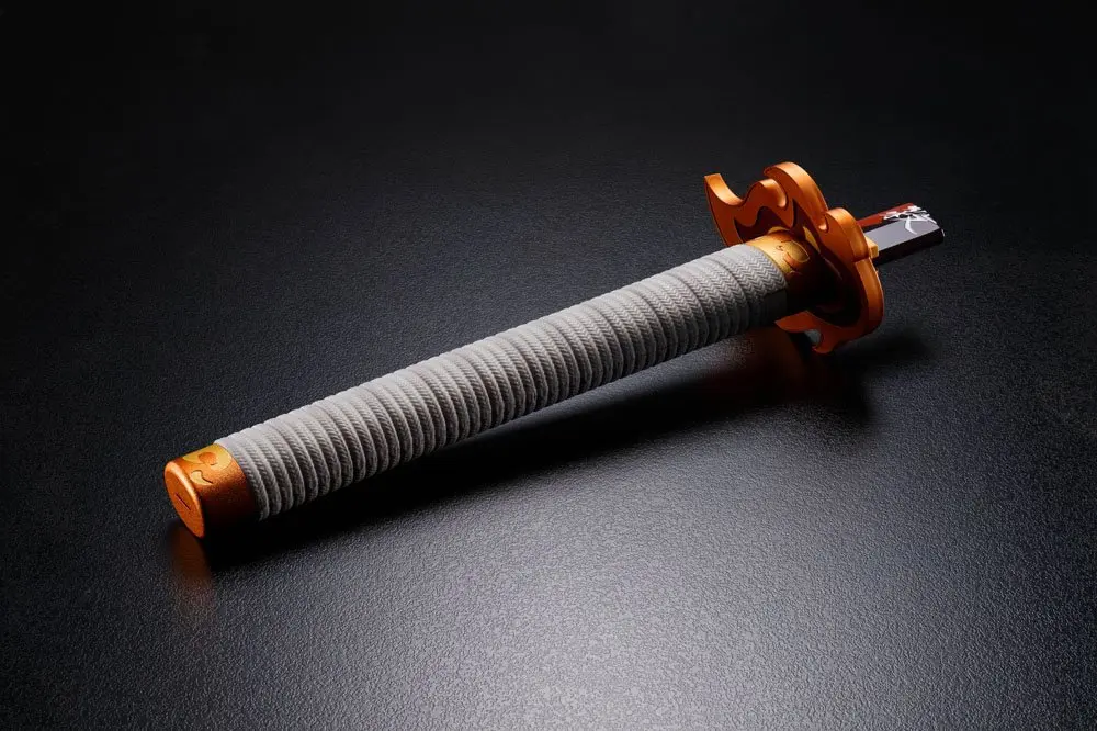Demon Slayer: Kimetsu no Yaiba Proplica Replik 1/1 Plastik gebrochenes Nichirin Schwert (Kyojuro Rengoku) 31 cm Produktfoto