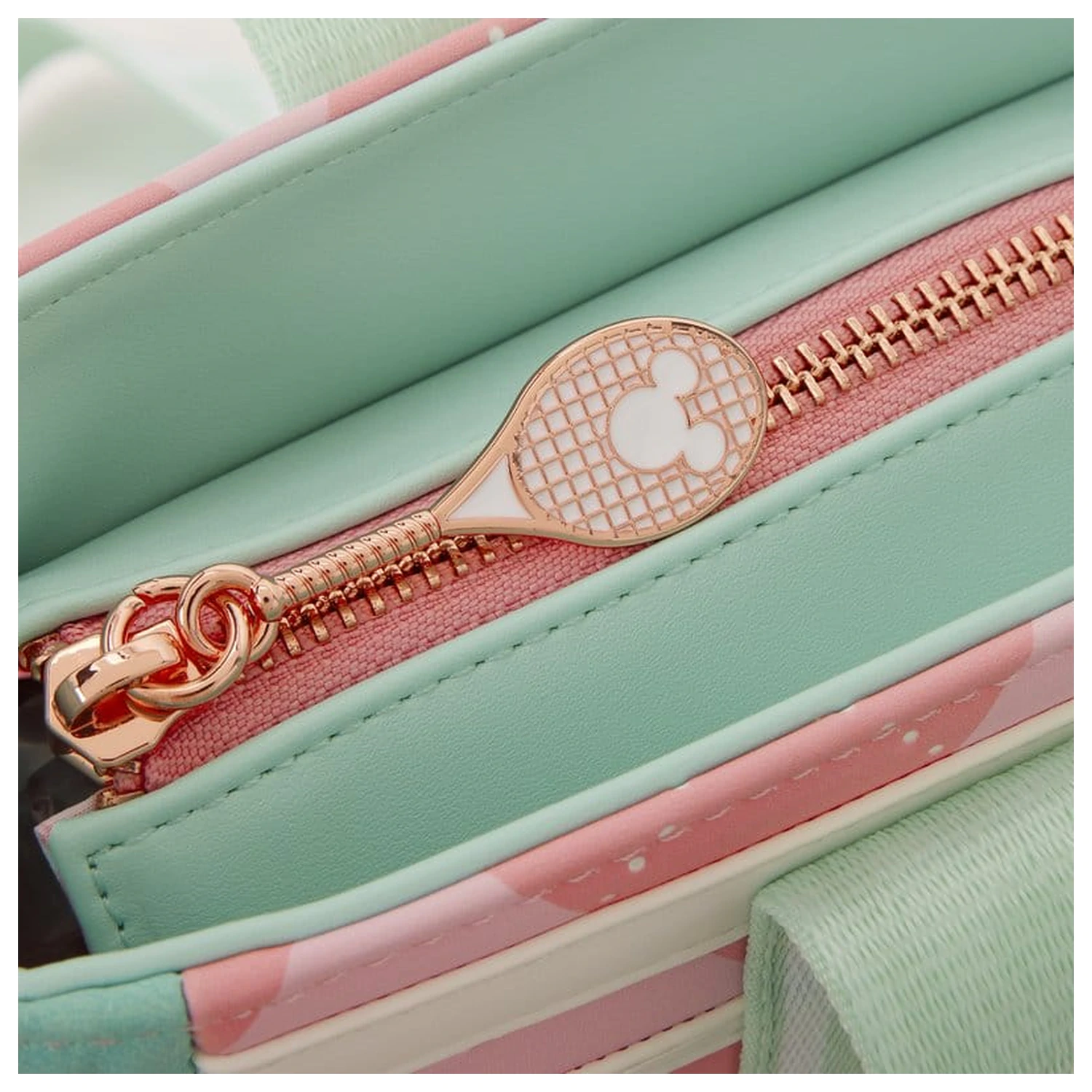 Disney by Loungefly Umhängetasche mit Geldbörse Mickey&Friends Tennis Produktfoto