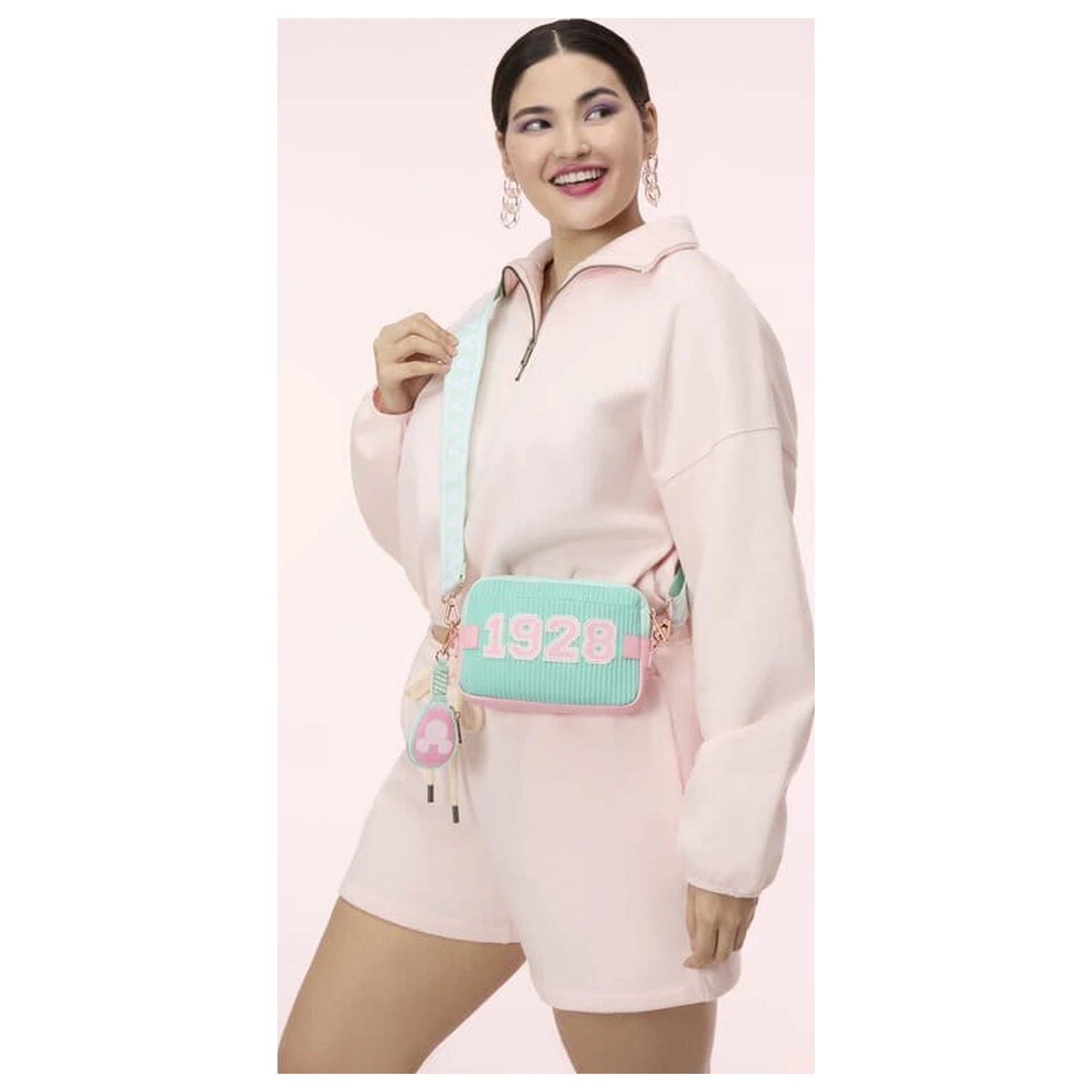 Disney by Loungefly Sling Tasche mit Münzbeutel Mickey & Friends Tennis Produktfoto