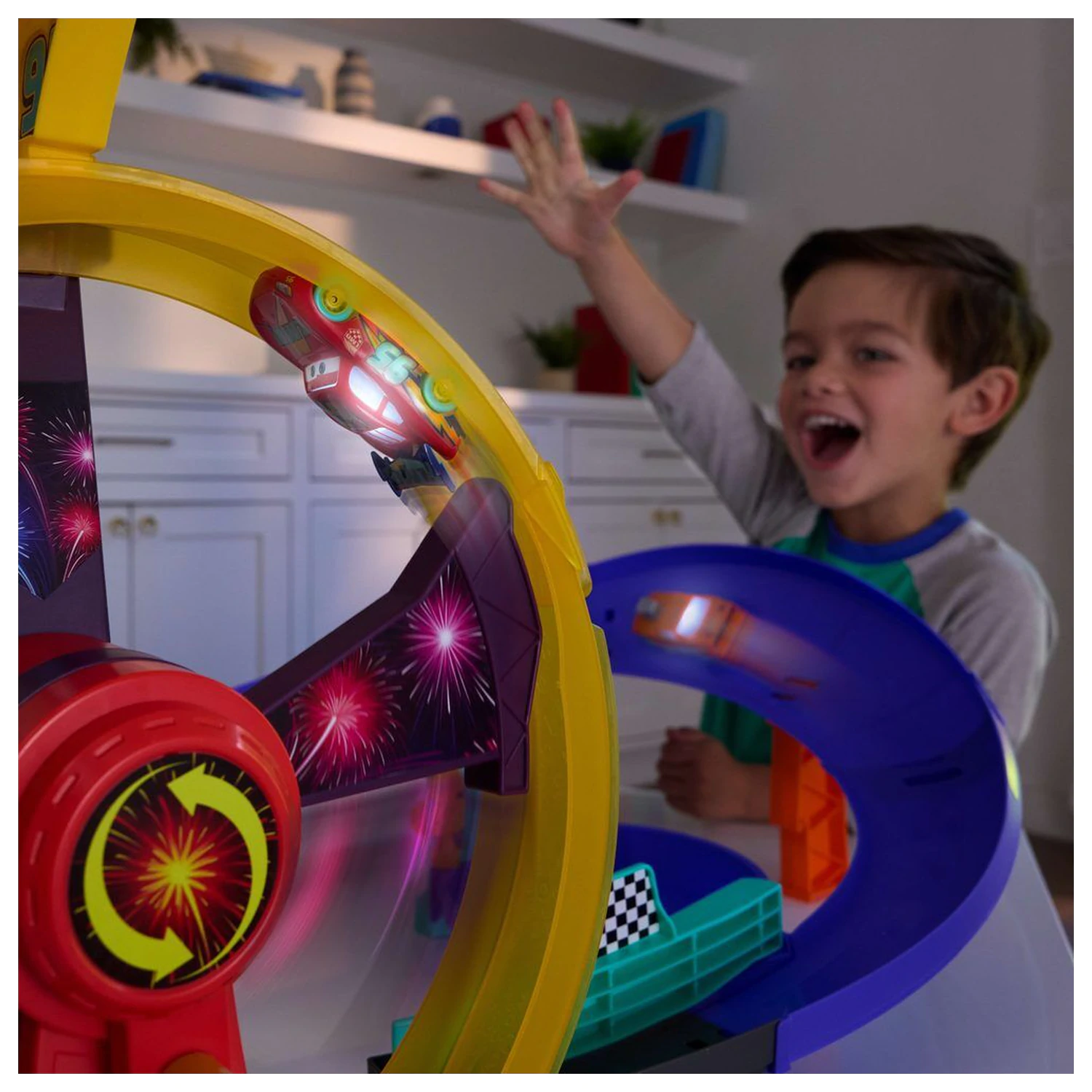 Disney Pixar Cars Lightning McQueen Rennstrecken Set Produktfoto