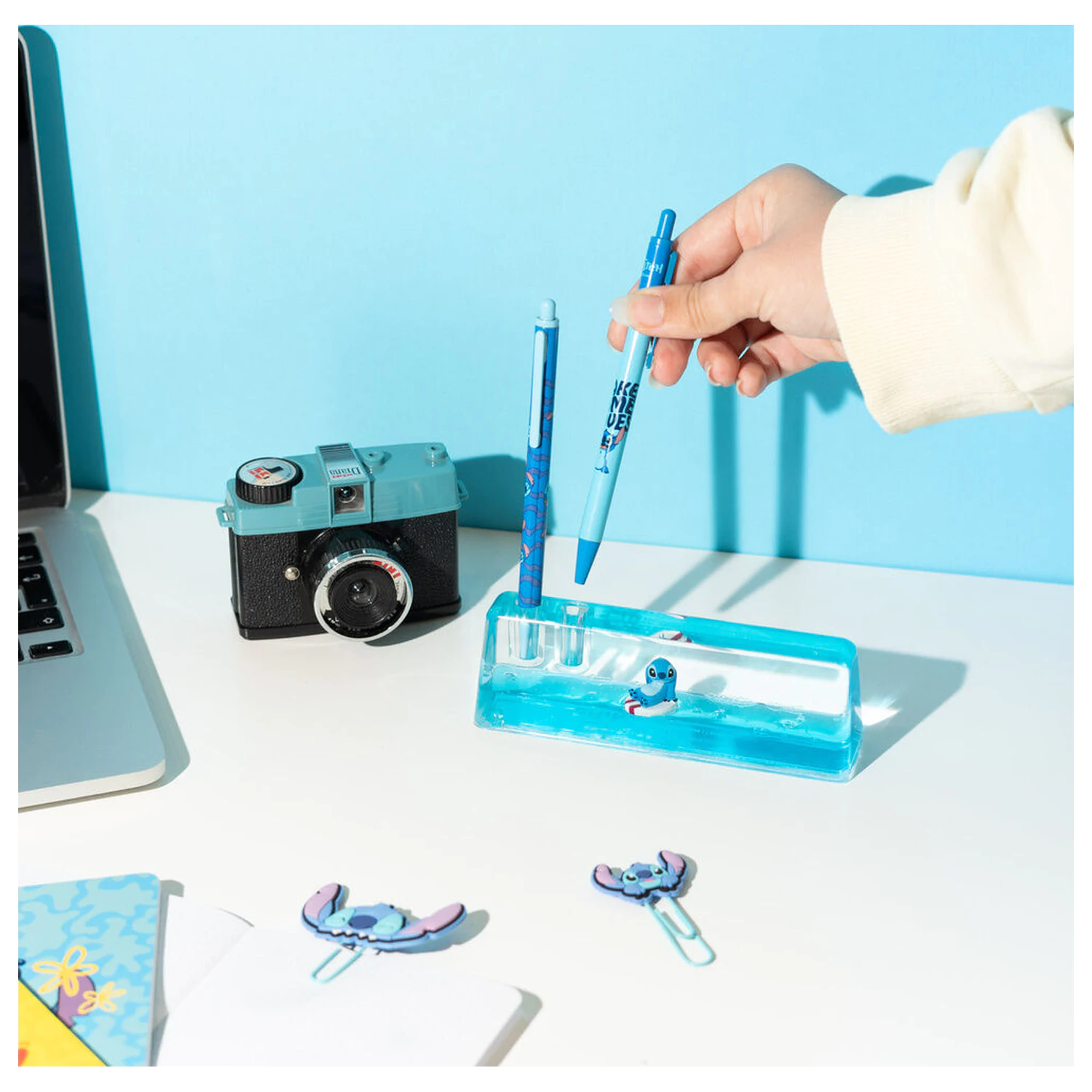 Disney Stitch Set aus Bleistift, Kugelschreiber und Acryl-Ständer Produktfoto