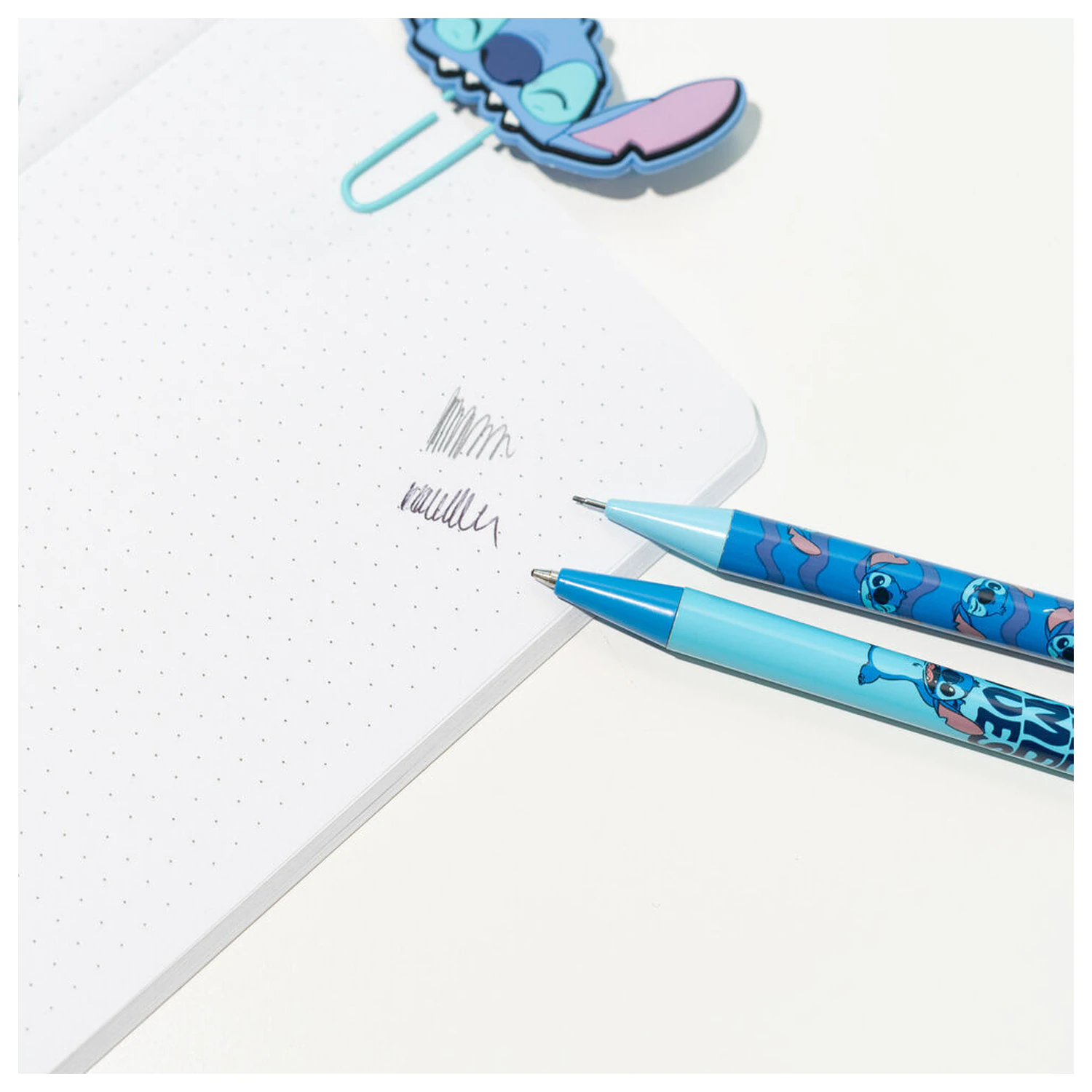 Disney Stitch Set aus Bleistift, Kugelschreiber und Acryl-Ständer Produktfoto