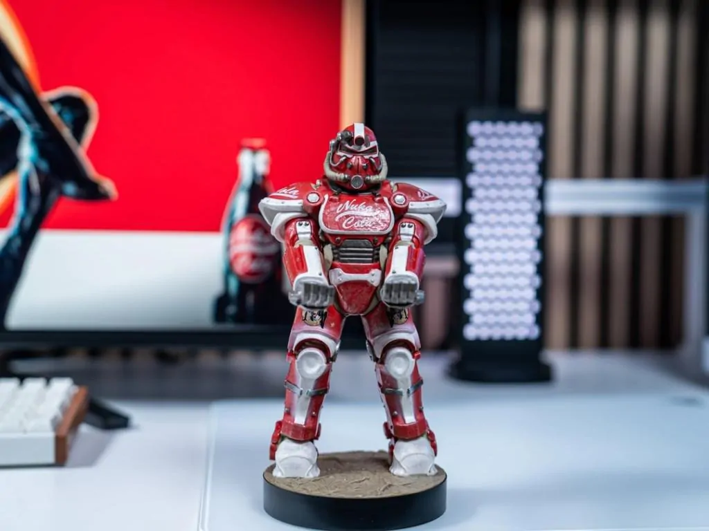 Fallout Nuka Cola Power Armour Cable Guys Controllerhalter und Handyständer Produktfoto