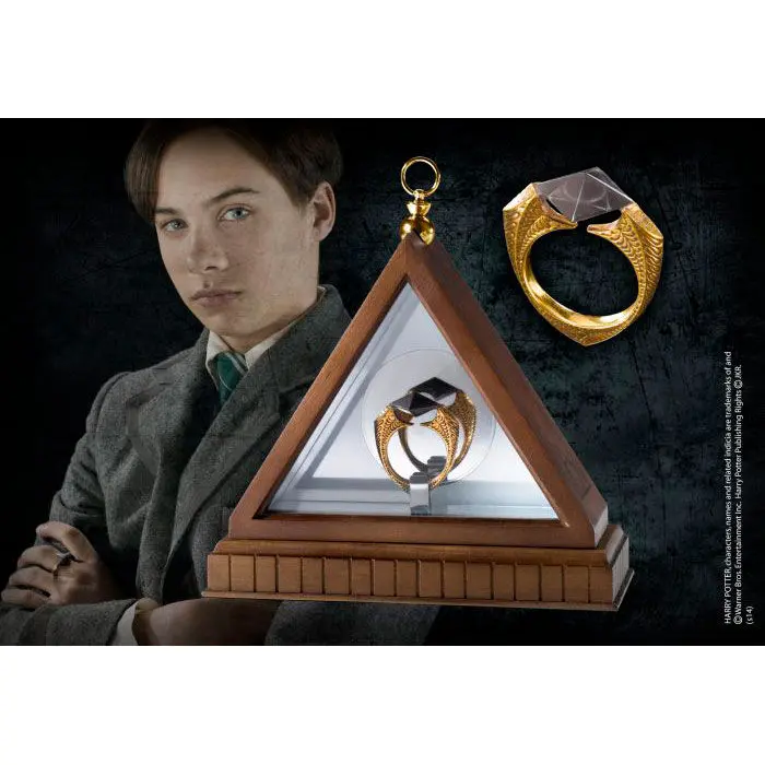 Harry Potter Replik 1/1 Lord Voldemorts Horkrux Ring (vergoldet) termékfotó