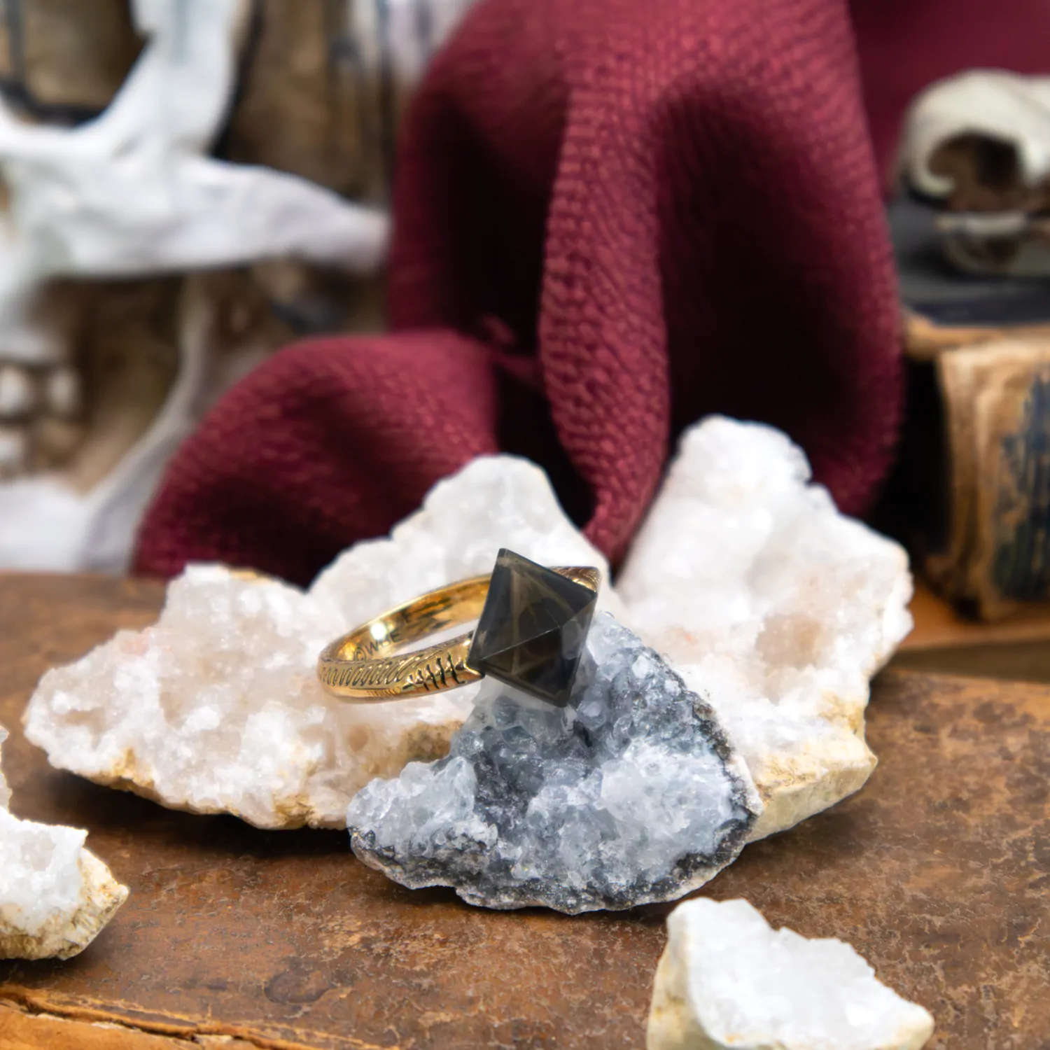 Harry Potter Replik 1/1 Lord Voldemorts Horkrux Ring (vergoldet) Produktfoto