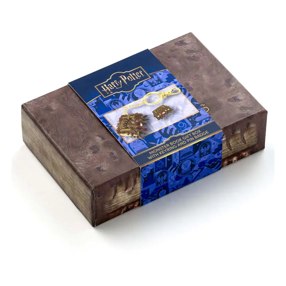 Harry Potter: Monster Buch Schlüsselanhänger und Anstecknadel Geschenkset Produktfoto