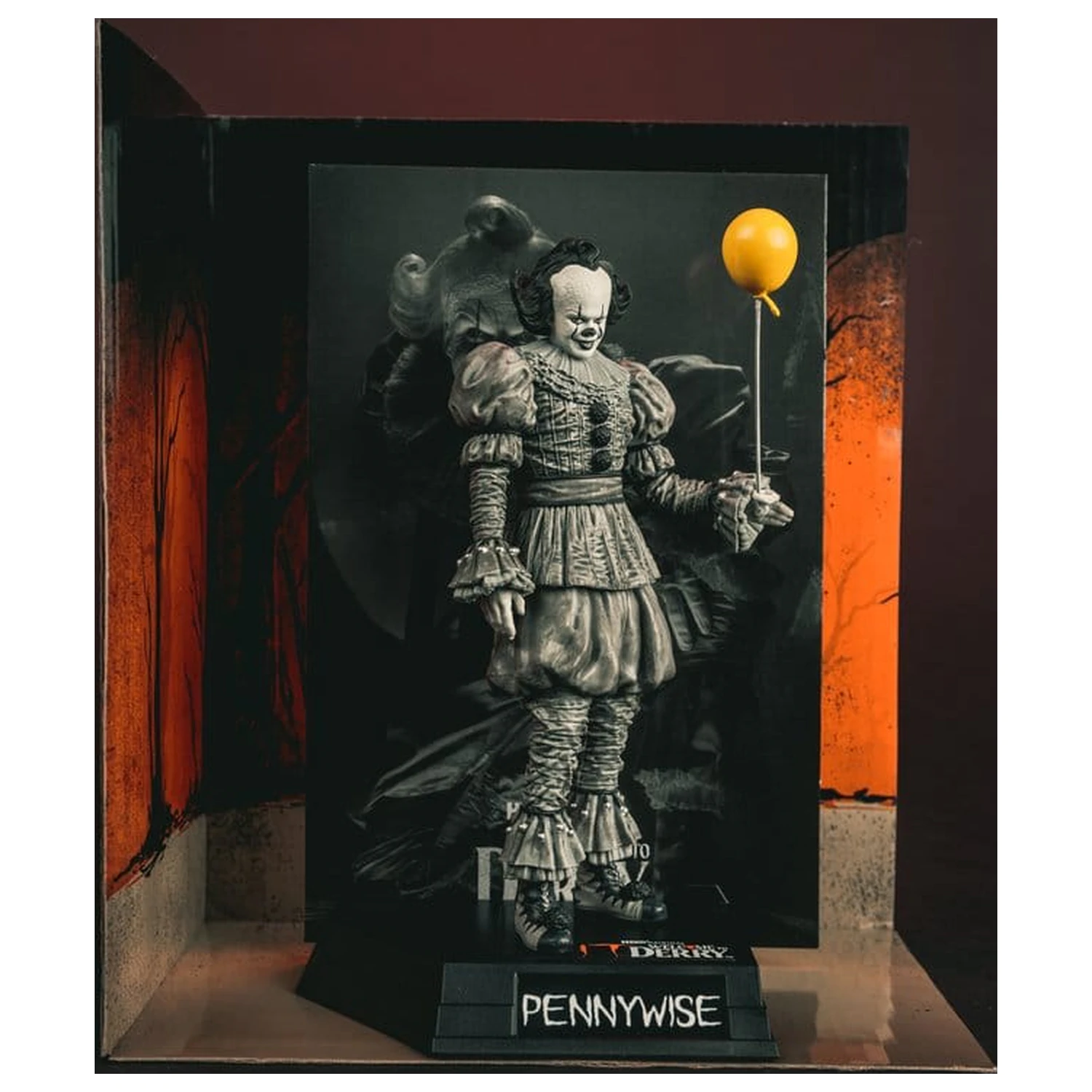 It Welcome to Derry Movie Maniacs Figur Pennywise (Schwarz & Weiß) 16 cm Produktfoto