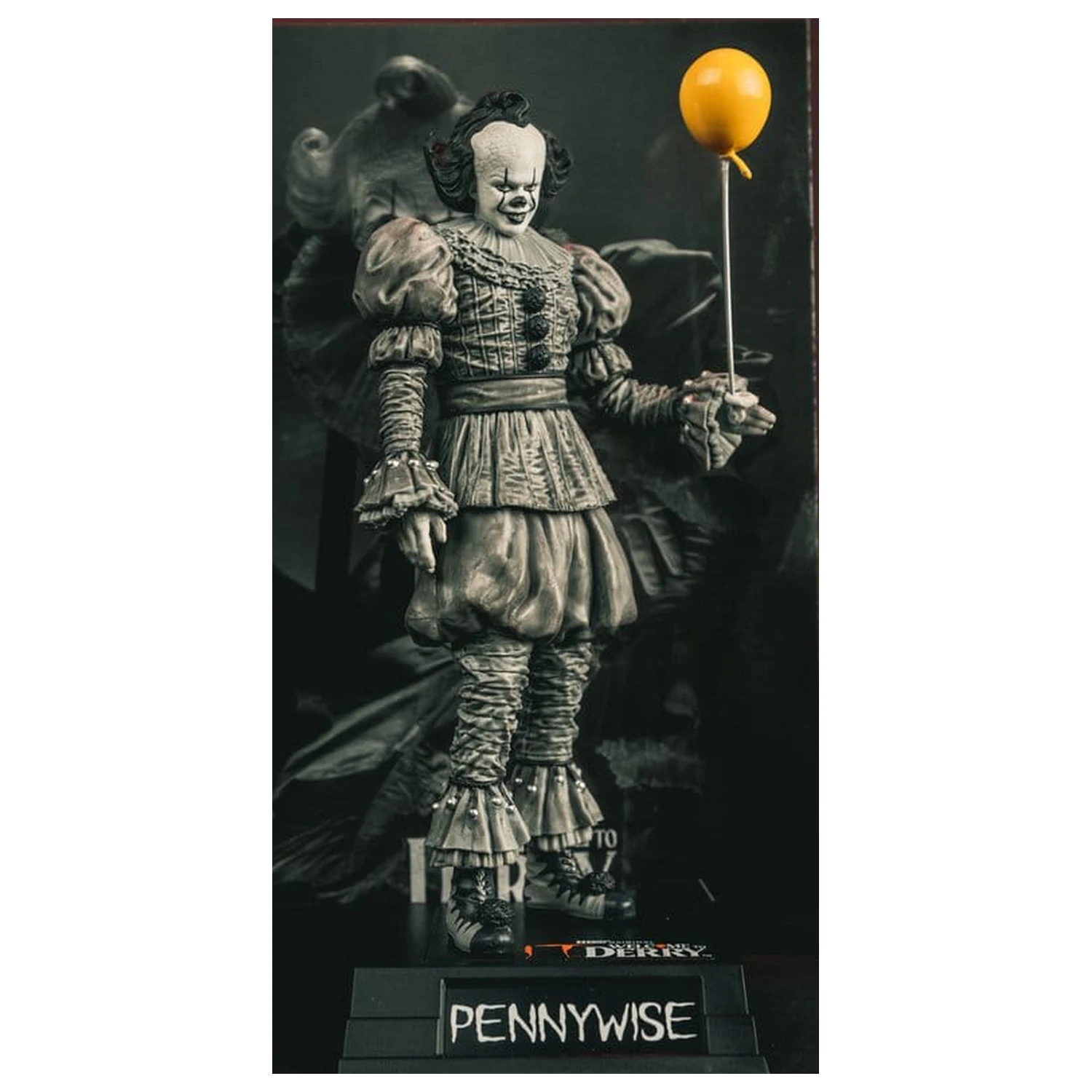 It Welcome to Derry Movie Maniacs Figur Pennywise (Schwarz & Weiß) 16 cm Produktfoto