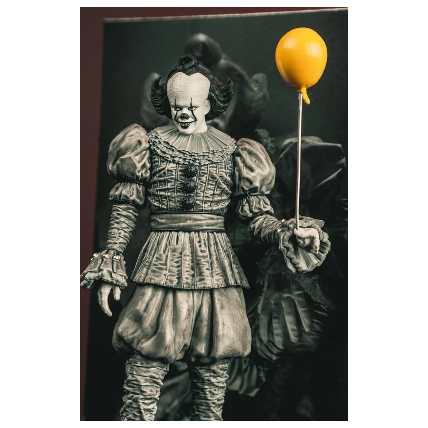 It Welcome to Derry Movie Maniacs Figur Pennywise (Schwarz & Weiß) 16 cm Produktfoto