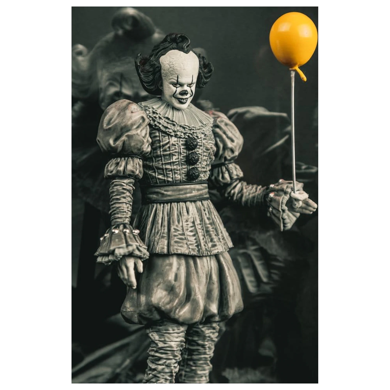 It Welcome to Derry Movie Maniacs Figur Pennywise (Schwarz & Weiß) 16 cm Produktfoto