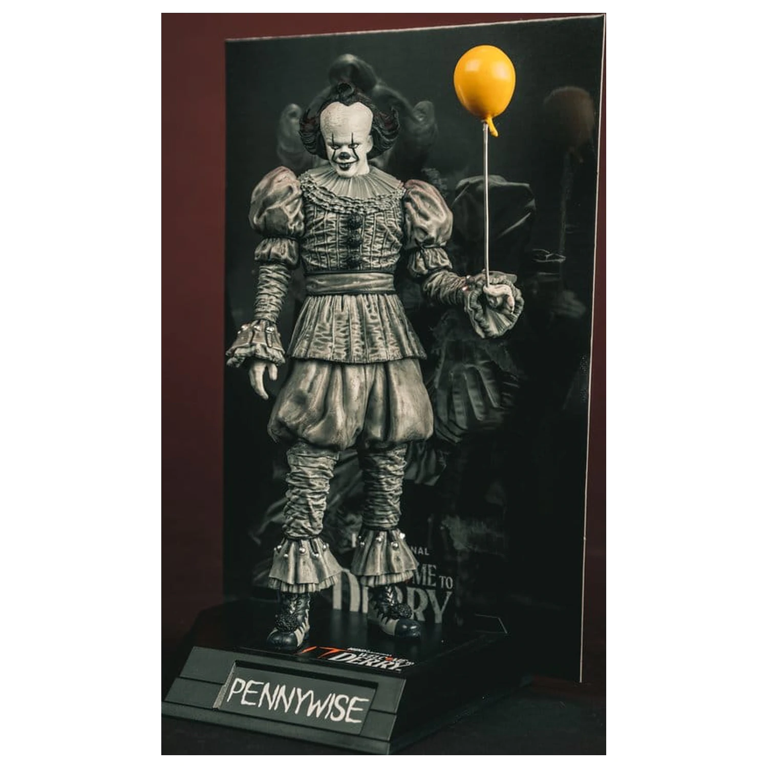 It Welcome to Derry Movie Maniacs Figur Pennywise (Schwarz & Weiß) 16 cm Produktfoto