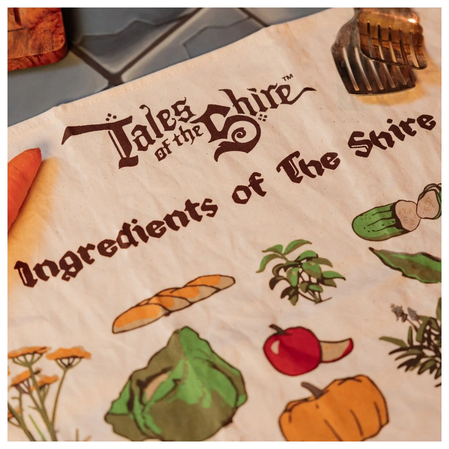 Lord of the Rings Geschirrtuch Ingredients of The Shire (Tales of the Shire (2025)) 69 cm Produktfoto