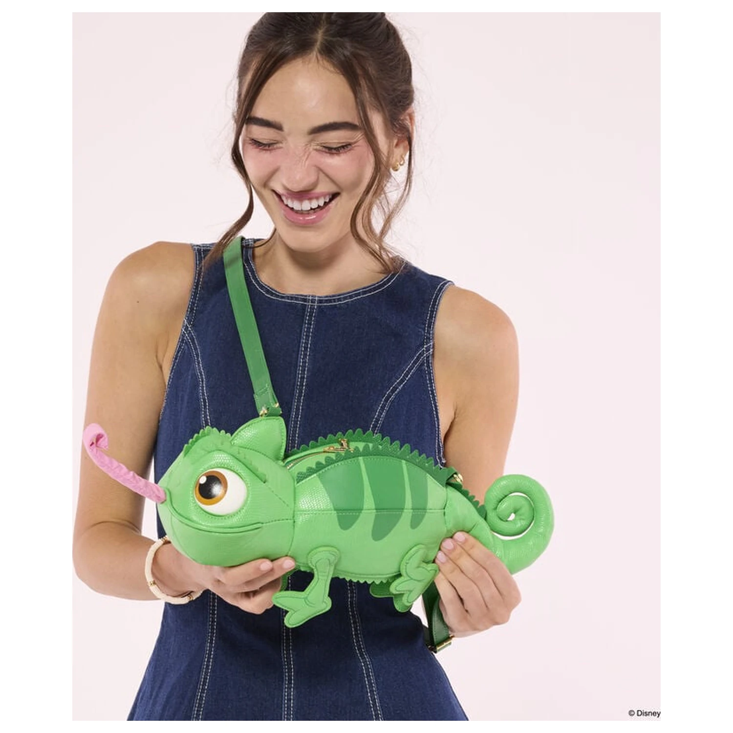 Loungefly Disney Tangled Rapunzel Pascal Umhängetasche Produktfoto