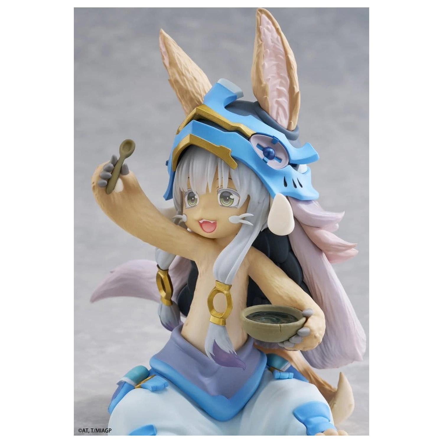 Made in Abyss Schreibtisch Süß PVC Figur Nanachi (Mealtime ver.) 13 cm Produktfoto