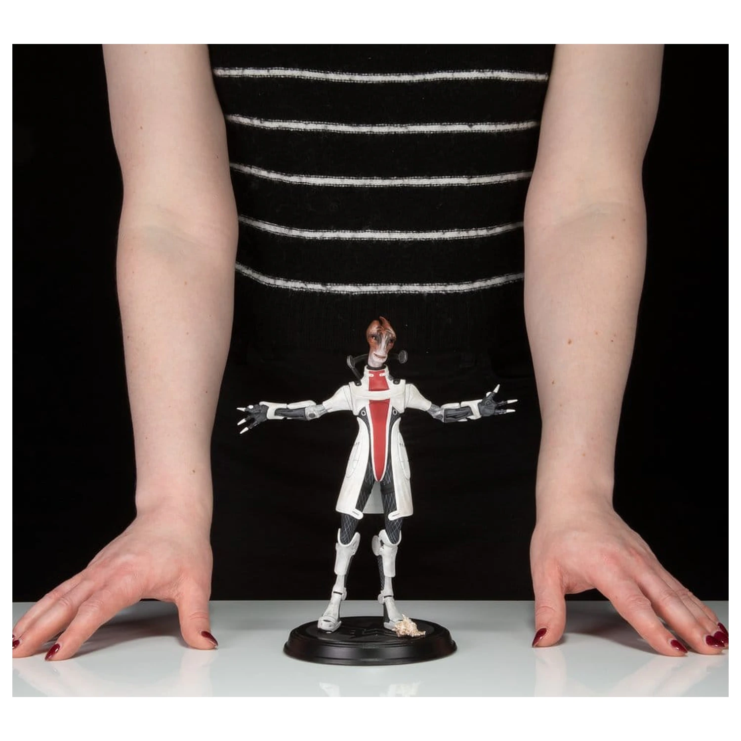 Mass Effect PVC Figur Mordin Solus 23 cm Produktfoto