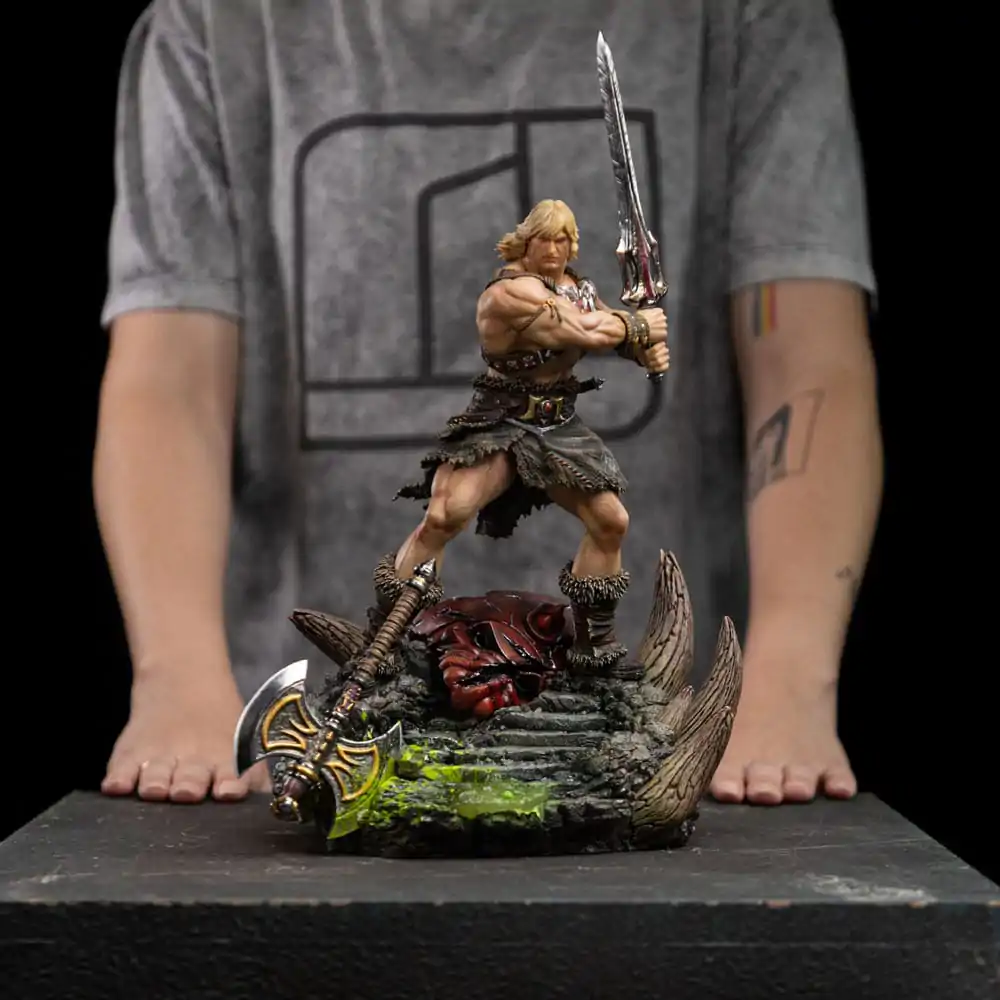 Masters of the Universe Deluxe Art Scale Statue 1/10 He-Man Unleashed 34 cm termékfotó