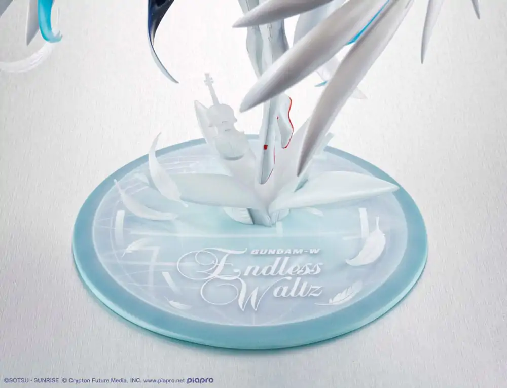 Mobile Suit Gundam x Hatsune Miku Lucrea PVC Statue Hatsune Miku x Wing Gundam Zero EW 45th Anniversary 27 cm Produktfoto