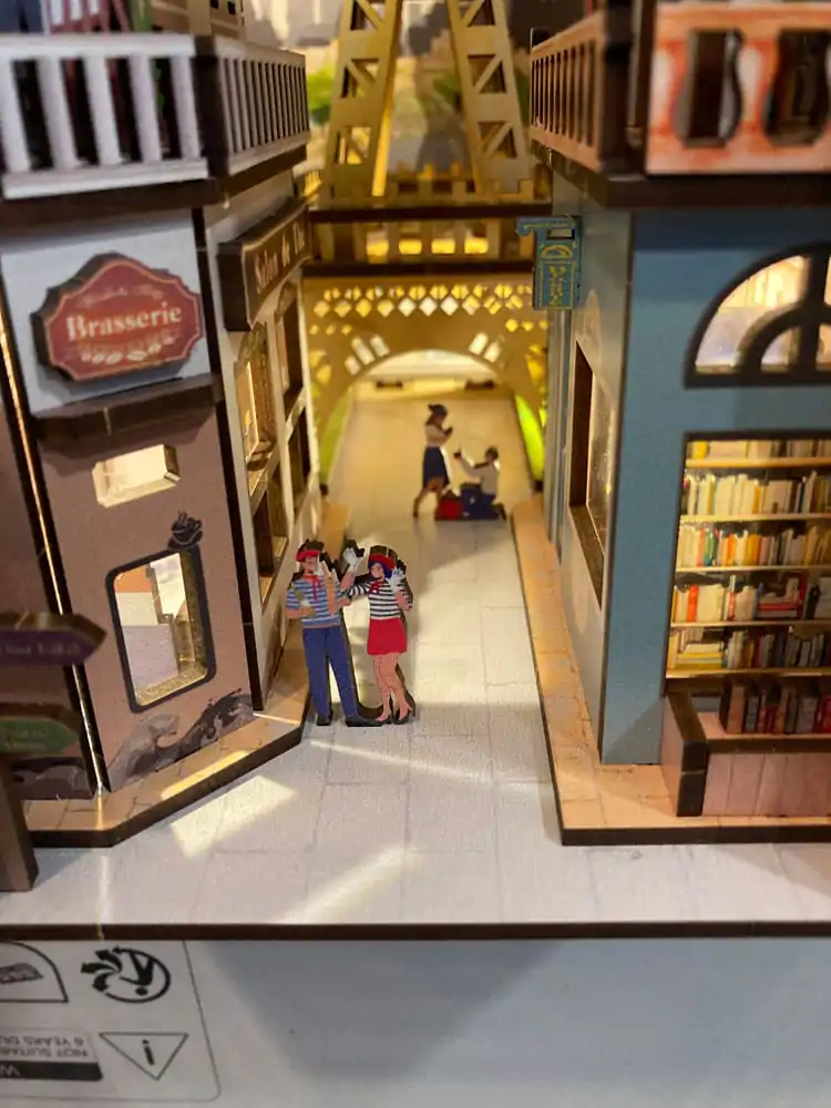Paris Tiny Adventures Buch-Nische Mini Diorama 23 cm Produktfoto
