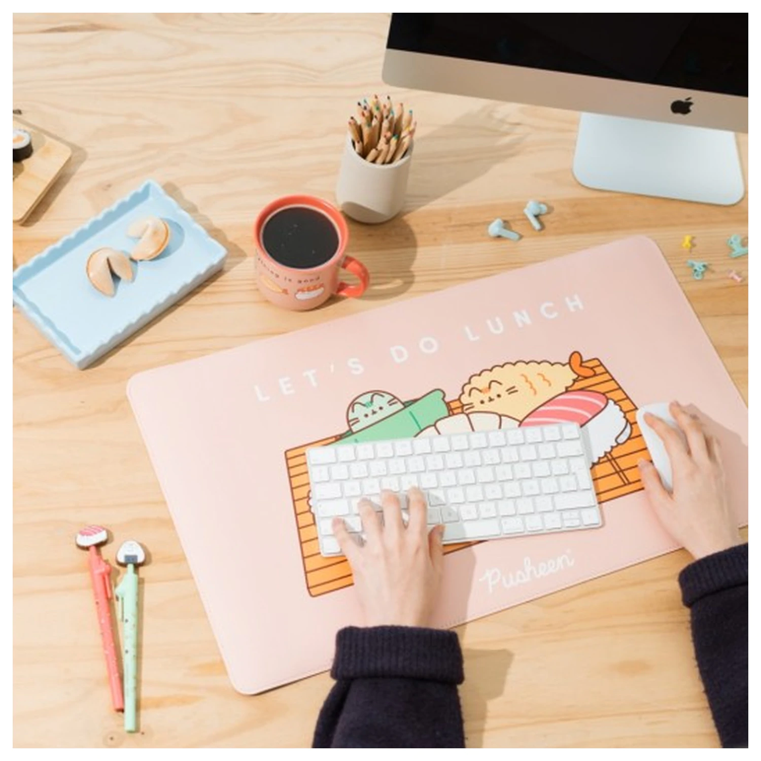 Pusheen Sushi Roll Gaming Schreibtischunterlage Produktfoto