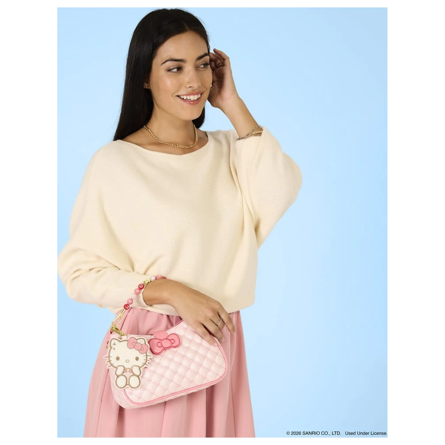 Sanrio by Loungefly Umhängetasche mit Perlenhenkel und Taschananhänger Hello Kitty Steppdesign Produktfoto